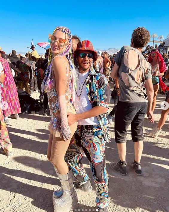 seyma subasi ve mohammed alsaloussi den burning man pozlari